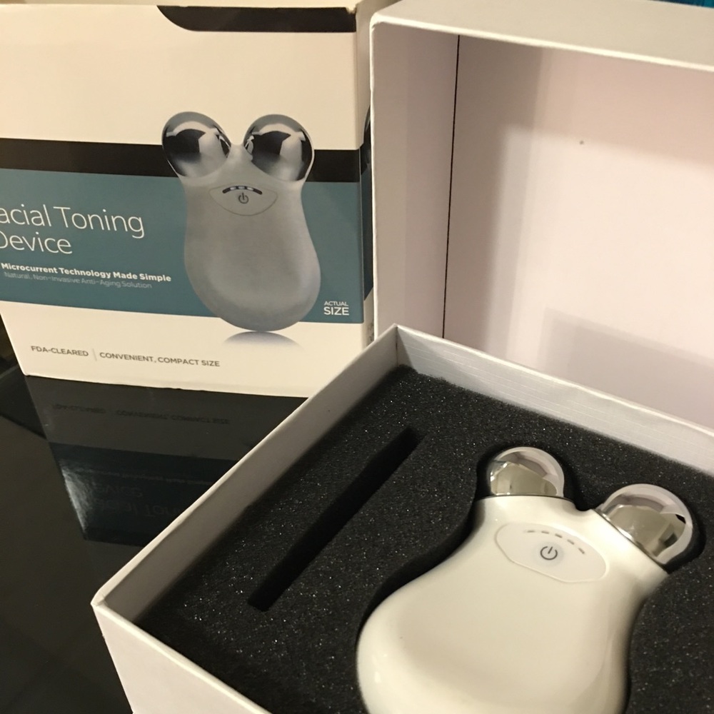 Microcurrent face lifting device